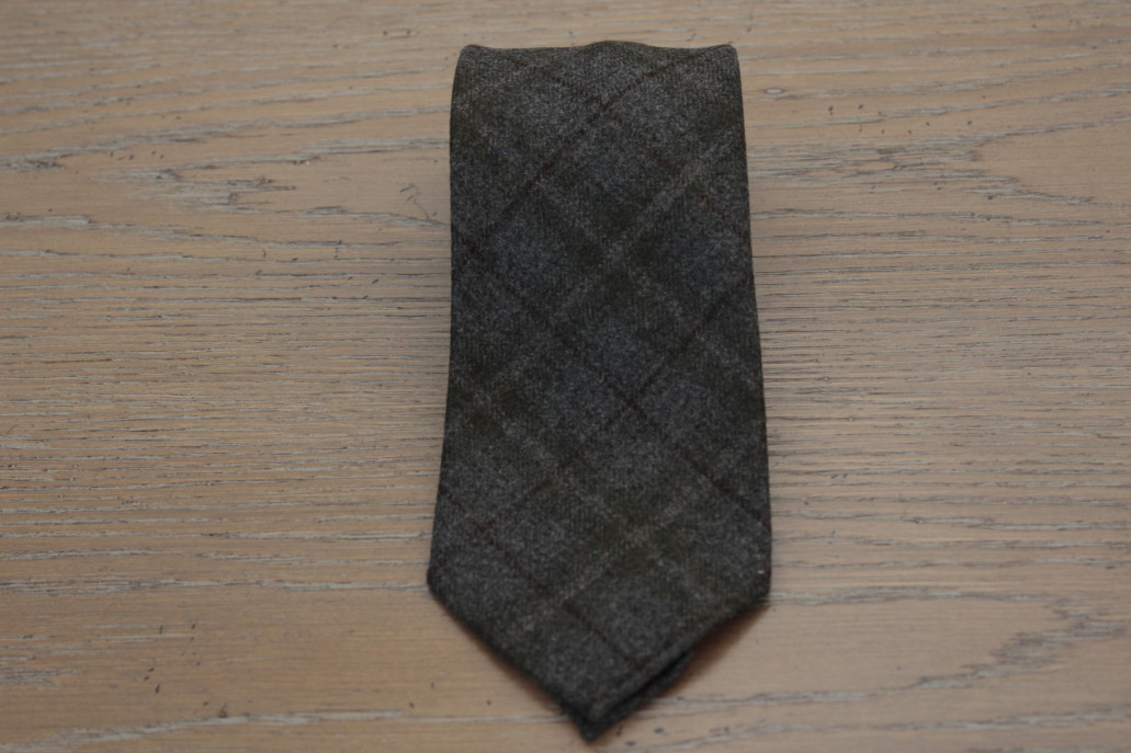 Wool grey tie with double check